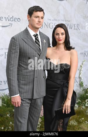 Foto muss gutgeschrieben werden ©Alpha Press 079965 30/08/2022 Kaya Scodelario und Ehemann Benjamin Walker bei der Weltpremiere von The Herr der Ringe der Macht auf dem Odeon Leicester Square in London. Stockfoto