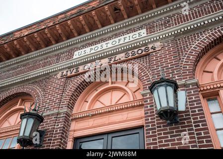 Live Oak, Florida in der Nähe des Suwannee River in North Florida. Hier ist das historische Live Oak Postamt, das 106 Jahre alt ist und jetzt zum Verkauf steht. Stockfoto