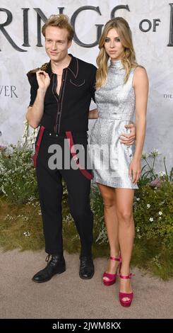 Foto muss gutgeschrieben werden ©Alpha Press 079965 30/08/2022 will Fletcher und Hermine Corfield bei der Weltpremiere von The Herr der Ringe der Macht auf dem Odeon Leicester Square in London. Stockfoto