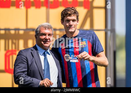 Barcelona, Spanien: 6.. September 2022: Ciutat Esportiva, Barcelona, Spanien: FC Barcelona präsentiert Neuzugang, Marcos Alonso mit Clubpräsident Joan Laporta Stockfoto