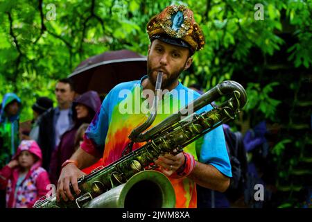 Mr. Wilsons Second Liners-Saxophonist trat während des Harrogate Carnival in den Valley Gardens, Harrogate, North Yorkshire, England, UK auf. Stockfoto