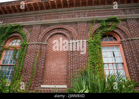 Live Oak, Florida in der Nähe des Suwannee River in North Florida. Hier ist das historische Live Oak Postamt, das 106 Jahre alt ist und jetzt zum Verkauf steht. Stockfoto