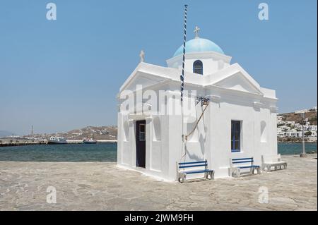 Die berühmte Aghios Nikolaos Kirche am Meer in Mykonos Stadt auf der Insel Mykonos in Griechenland Stockfoto