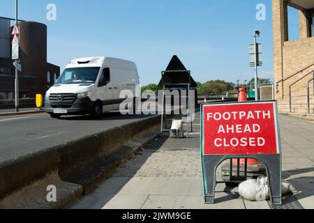 britisches temporäres Fußwegschild, das den Fußweg vor dem Hotel warnt, wurde auf der Anflug auf die kingston Bridge, kingston, surrey, england, geschlossen, als ein weißer Lieferwagen vorbeifährt Stockfoto