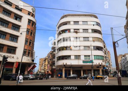 CASCA, MAROKKO - 22. FEBRUAR 2022: Blick auf die Straße in der Innenstadt von Casca, Marokko. Casca ist die größte Stadt Marokkos. Stockfoto