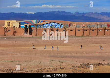OUARZAZATE, MAROKKO - 18. FEBRUAR 2022: Kinder spielen vor den Atlas Studios in Marokko. Atlas Studios ist eine der größten Filmstudio-Städte in der Stockfoto
