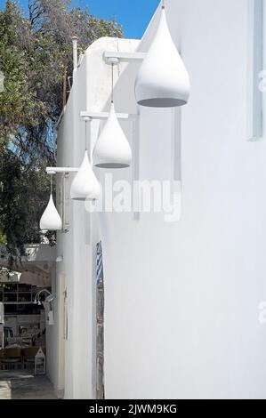 Weiße Lampen auf der Mykonos Chora Straße, Griechenland Stockfoto