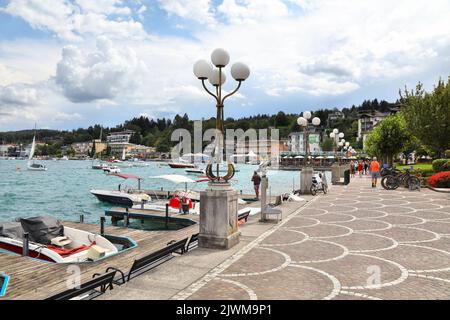 VELDEN AM WORTHER SEE, ÖSTERREICH - 12. AUGUST 2022: Menschen besuchen den Worthersee in der Kurstadt Velden am Worther See in Kärnten, Österreich. Stockfoto