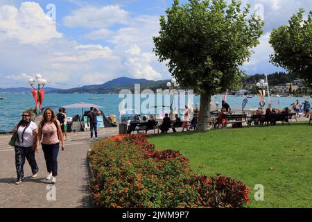 VELDEN AM WORTHER SEE, ÖSTERREICH - 12. AUGUST 2022: Menschen besuchen den Worthersee in der Kurstadt Velden am Worther See in Kärnten, Österreich. Stockfoto