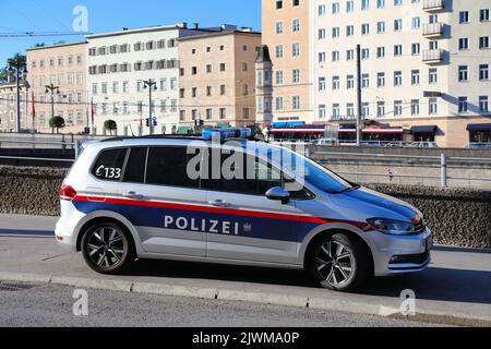 SALZBURG, ÖSTERREICH - 4. AUGUST 2022: VW-Auto der österreichischen Polizei in Salzburg, Österreich, geparkt. Stockfoto