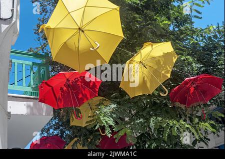 Schirme auf dem Baum auf der Straße in Chora, Naxos, Griechenland Stockfoto