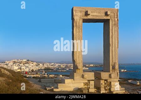 Portara-Tor (Tor des Apollo-Tempels) bei Sonnenuntergang, Naxos, Griechenland Stockfoto