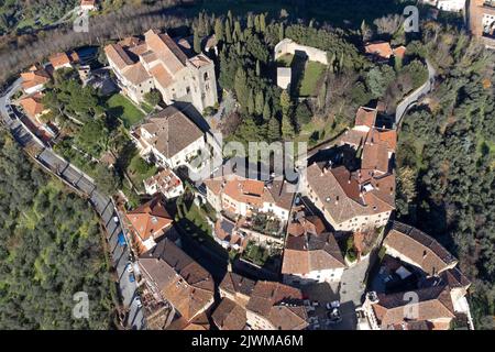 Dorf- und Landschaftsansicht, Drohnenfotografie, Montecatini Alto, Italien Stockfoto