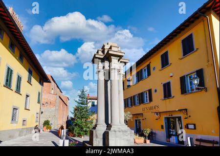 Das Kriegsdenkmal auf der Piazza Carrara im Zentrum von Montecarlo, Lucca, Italien, unter einem wunderschönen Himmel Stockfoto