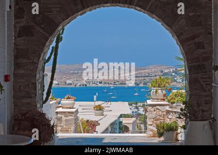 Am Meer von einer Halle des traditionellen griechischen Hauses auf Paros Insel, Griechenland Stockfoto