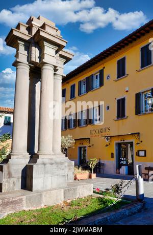 Das Kriegsdenkmal auf der Piazza Carrara im Zentrum von Montecarlo, Lucca, Italien, unter einem wunderschönen Himmel Stockfoto