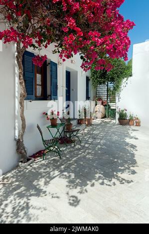 Die Straße des Dorfes Lefkes, die Insel Paros, Griechenland Stockfoto