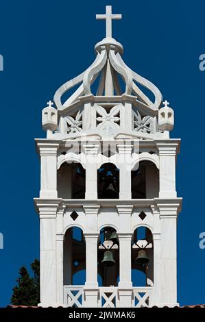 Der Turm der Agia Triada Kirche in Lefkes Dorf Paros Insel Griechenland Stockfoto