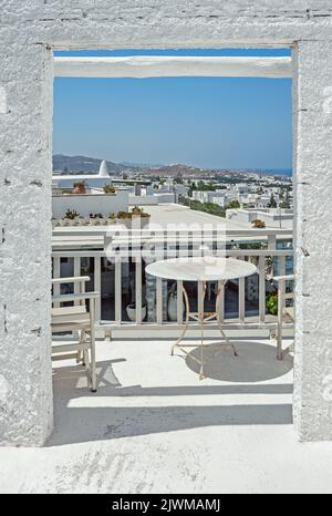 Parikia Stadtbild von einem Balkon auf der Insel Paros, Griechenland Stockfoto