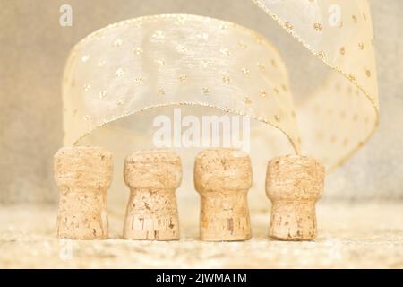 Neujahrskonzept, Korken aus offenen Champagnerflaschen, goldener Bokeh-Hintergrund Stockfoto