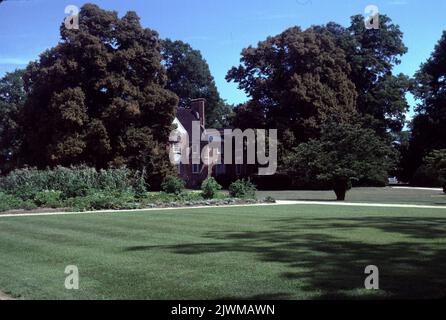 Surry VA USA 9/1993. Bacon’s Castle. Bacon's Castle, oder 'Allen's Brick House' oder das 'Arthur Allen House' befindet sich in Surry County, Virginia, USA. Es ist die älteste dokumentierte Ziegelwohnung in den heutigen Vereinigten Staaten. Es wurde 1665 erbaut und gilt als ein äußerst seltenes Beispiel jakobischer Architektur in der Neuen Welt. Das Haus wurde als "Bacons Burg" bekannt, weil es als Festung oder "Burg" von den Anhängern von Nathaniel Bacon während der Rebellion von Bacon im Jahr 1676 besetzt wurde. Im Gegensatz zur populären Folklore lebte Bacon jedoch nie in Bacons Schloss. Stockfoto