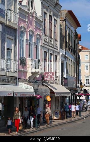 Aveiro, PORTUGAL - 23. MAI 2018: Die Menschen besuchen die Altstadt von Aveiro in Portugal. Aveiro ist die zweitbevölkerungsreichste Stadt der Region Centro in Portugal. Stockfoto