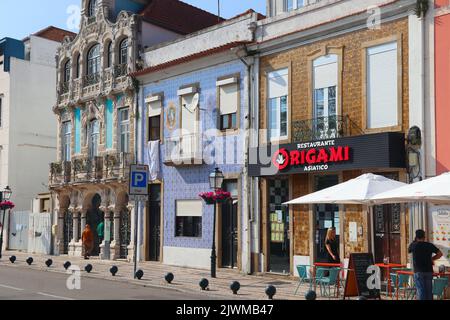 Aveiro, PORTUGAL - 23. MAI 2018: Die Menschen besuchen die Altstadt von Aveiro in Portugal. Aveiro ist die zweitbevölkerungsreichste Stadt der Region Centro in Portugal. Stockfoto