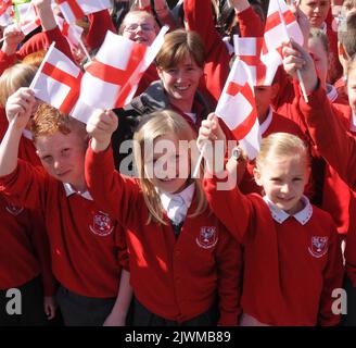 JUGENDLICHE VON DER THORNEY ISLAND JUNIOR SCHOOL IN EMSWORTH, WEST SUSSEX, WO SOLDATEN DES REGIMENTS ROYAL ARTILLERY AUS DEM JAHR 47 AUF DER NAHE GELEGENEN THORNEY ISLAND DURCH DIE STADT MARSCHIEREN, UM ST ZU FEIERN. GEORGE'S DAY PICMIKE WALKER, MIKE WALKER PICTURES,2013 Stockfoto