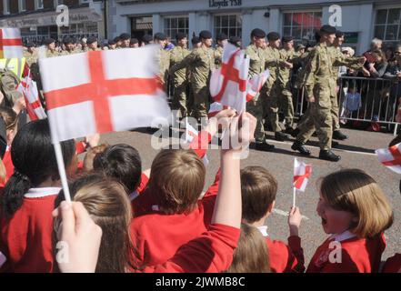 JUGENDLICHE VON DER THORNEY ISLAND JUNIOR SCHOOL IN EMSWORTH, WEST SUSSEX, WO SOLDATEN DES REGIMENTS ROYAL ARTILLERY AUS DEM JAHR 47 AUF DER NAHE GELEGENEN THORNEY ISLAND DURCH DIE STADT MARSCHIEREN, UM ST ZU FEIERN. GEORGE'S DAY PICMIKE WALKER, MIKE WALKER PICTURES,2013 Stockfoto