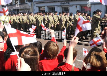 JUGENDLICHE VON DER THORNEY ISLAND JUNIOR SCHOOL IN EMSWORTH, WEST SUSSEX, WO SOLDATEN DES REGIMENTS ROYAL ARTILLERY AUS DEM JAHR 47 AUF DER NAHE GELEGENEN THORNEY ISLAND DURCH DIE STADT MARSCHIEREN, UM ST ZU FEIERN. GEORGE'S DAY PICMIKE WALKER, MIKE WALKER PICTURES,2013 Stockfoto