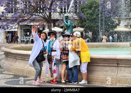 Lissabon, PORTUGAL - 4. JUNI 2018: Asiatische weibliche Touristengruppen nehmen selfie am Rossio-Platz-Brunnen in Lissabon, Portugal. Lissabon ist der 11. Popuou Stockfoto