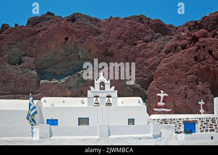 Kirche in der Nähe der Roten Strandberge von Akrotiri, Santorin, Griechenland Stockfoto