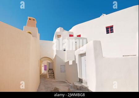 Die farbenfrohe Emporio Dorfstraße auf der Insel Santorini in Griechenland Stockfoto