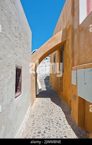 Bogen einer schmalen Straße in Oia, Santorini, Griechenland Stockfoto