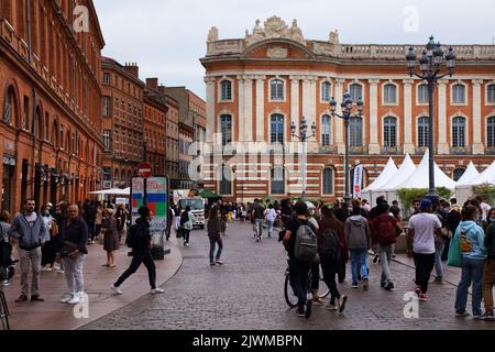 TOULOUSE, FRANKREICH - 28. SEPTEMBER 2021: Die Menschen besuchen die Innenstadt von Toulouse, Stadtteil Capitole. Toulouse ist die 4th größte Gemeinde Frankreichs. Stockfoto