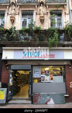 TOULOUSE, FRANKREICH - 28. SEPTEMBER 2021: Vival Convenience Store in der Innenstadt von Toulouse. Vival ist Teil der Casino Group. Stockfoto