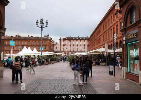 TOULOUSE, FRANKREICH - 28. SEPTEMBER 2021: Die Menschen besuchen die Innenstadt von Toulouse, Stadtteil Capitole. Toulouse ist die 4th größte Gemeinde Frankreichs. Stockfoto