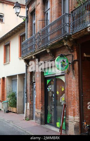 TOULOUSE, FRANKREICH - 28. SEPTEMBER 2021: CBD-Cannabis-Produktgeschäft in der Innenstadt von Toulouse. Toulouse ist die 4. größte Gemeinde Frankreichs. Stockfoto