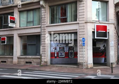 TOULOUSE, FRANKREICH - 28. SEPTEMBER 2021: Societe Generale Bank in der Innenstadt von Toulouse. Die Societe Generale ist eine der größten französischen Banken. Stockfoto