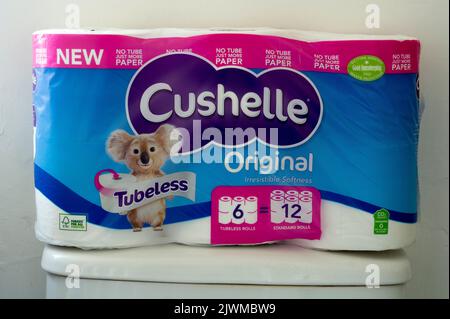 Eine Packung Tubeless-Toilettenrollen in Cushelle Stockfoto