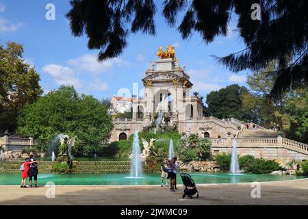 BARCELONA, SPANIEN - 7. OKTOBER 2021: Besucher besuchen den Brunnen Cascada im Parc de la Ciutadella in Barcelona, Spanien. Cascada wurde 1881 erbaut. Stockfoto