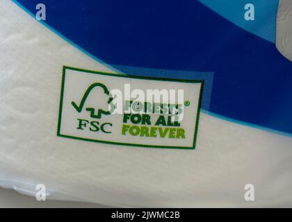 FSC-Symbol auf einer Packung schlauchloser Toilettenpapierrollen von Cushelle Stockfoto