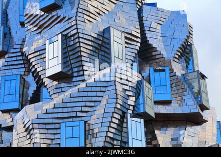 ARLES, FRANKREICH - 1. OKTOBER 2021: Besichtigung des Luma-Gebäudes in Arles, Frankreich. Tour Luma ist ein lokales Kunstzentrum und wurde von Frank Gehry entworfen. Stockfoto