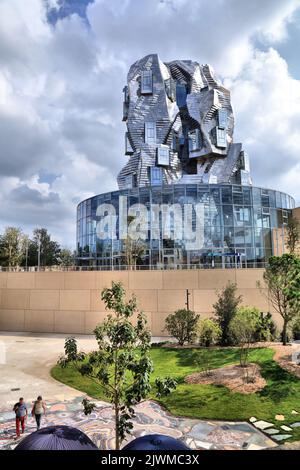 ARLES, FRANKREICH - 1. OKTOBER 2021: Besichtigung des Luma-Gebäudes in Arles, Frankreich. Tour Luma ist ein lokales Kunstzentrum und wurde von Frank Gehry entworfen. Stockfoto