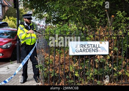 London, Großbritannien. 6.. September, London, Großbritannien. Pollice-Tatort nach der Schießerei auf Streatham: Chris Kaba starb, nachdem er nach der Verfolgung von der Polizei angeschossen wurde. Datum: 6/9/22 Fotos: Stephanie Black Kredit: Stephanie Black/Alamy Live News Stockfoto