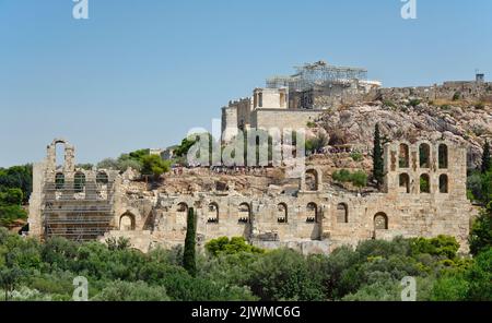 Blick auf Odeon von Herodes Atticus und Akropolis von Athen in Griechenland Stockfoto
