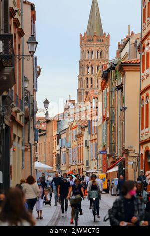 TOULOUSE, FRANKREICH - 28. SEPTEMBER 2021: Die Menschen besuchen die Innenstadt von Toulouse, Stadtteil Capitole. Toulouse ist die 4th größte Gemeinde Frankreichs. Stockfoto