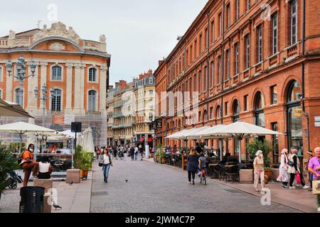 TOULOUSE, FRANKREICH - 28. SEPTEMBER 2021: Die Menschen besuchen die Innenstadt von Toulouse, Stadtteil Capitole. Toulouse ist die 4th größte Gemeinde Frankreichs. Stockfoto