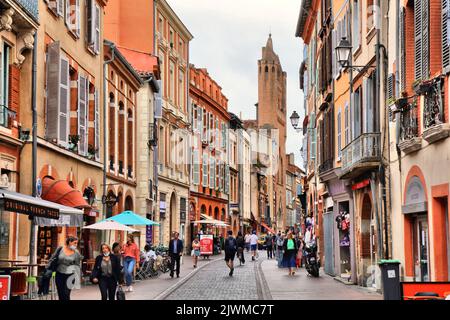 TOULOUSE, FRANKREICH - 28. SEPTEMBER 2021: Die Menschen besuchen die Innenstadt von Toulouse, Stadtteil Capitole. Toulouse ist die 4th größte Gemeinde Frankreichs. Stockfoto
