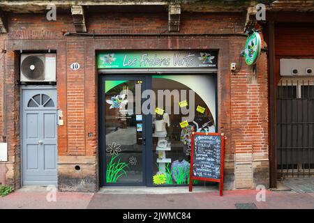 TOULOUSE, FRANKREICH - 28. SEPTEMBER 2021: CBD-Cannabis-Produktgeschäft in der Innenstadt von Toulouse. Toulouse ist die 4. größte Gemeinde Frankreichs. Stockfoto